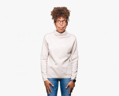 İzole arka plan yapma balık yüzüne dudaklı, çılgın ve komik bir jest gözlüklü güzel genç Afro-Amerikan kadın. Komik ifade.