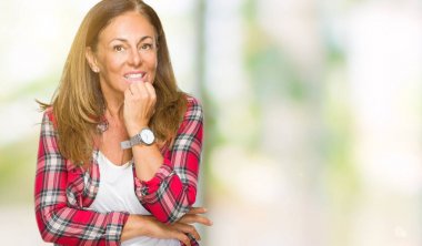 Tırnak ısırma dudaklarından eller orta yaş yetişkin kadın stresli ve gergin ile izole arka plan üzerinde rahat gömlek giymiş. Anksiyete sorunu.