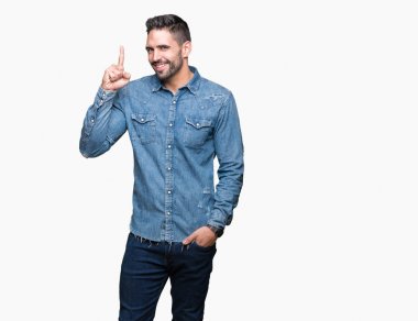 Yakışıklı delikanlı ile başarılı fikir parmağı yukarıyı izole arka plan üzerinde. Çıktıktan ve mutlu. Bir numara.