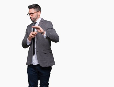 Genç yakışıklı iş adamı izole arka plan üzerinde tiksinti ifadesi, memnun ve korkulu tiksinti yüz yapıyorsun çünkü nefret tepki. Elleriyle kaldırdı. Sinir bozucu kavramı.