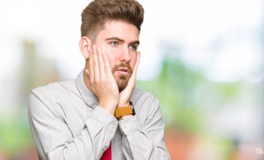 Yüz, depresyon ve üzüntü, kapsayan adam yorgun eller genç yakışıklı iş üzgün ve sorun için tahriş