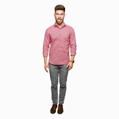 Genç yakışıklı iş rahat adam komik ifade ile mutlu dil yapışmasını. Duygu kavramı.