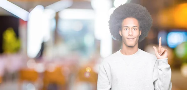 Młody African Amerykański Człowiek Afro Włosy Noszenie Sportowy Bluza Pokazując — Zdjęcie stockowe