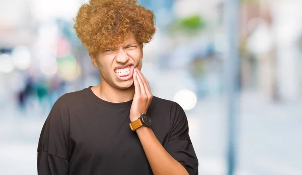 Homem Bonito Jovem Com Cabelo Afro Vestindo Shirt Preta Tocando — Fotografia de Stock