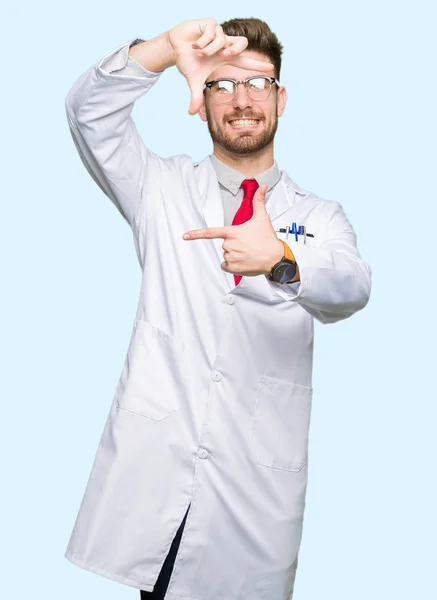 Joven Científico Guapo Con Gafas Sonrientes Haciendo Montura Con Las — Foto de Stock