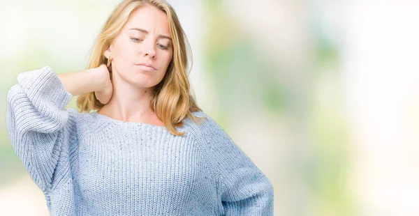 Mavi kazak izole üzerinde giyen güzel genç kadın arka plan ile el, kas ağrısı boyun dokunmadan acı boyun ağrısı yaralanma,