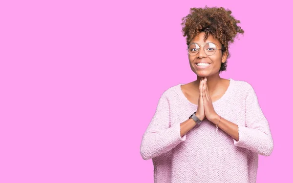 Linda Jovem Afro Americana Vestindo Óculos Sobre Fundo Isolado Orando — Fotografia de Stock