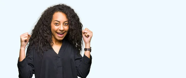 Junge Schöne Mädchen Mit Lockigem Haar Elegantem Kleid Feiert Überrascht — Stockfoto