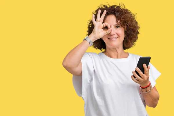 Seniorin Mittleren Alters Benutzt Und Textet Mit Smartphone Über Isoliertem — Stockfoto