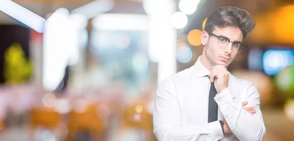 Mladí Obchodní Muž Nosí Brýle Izolované Pozadí Rukou Bradě Přemýšlet — Stock fotografie