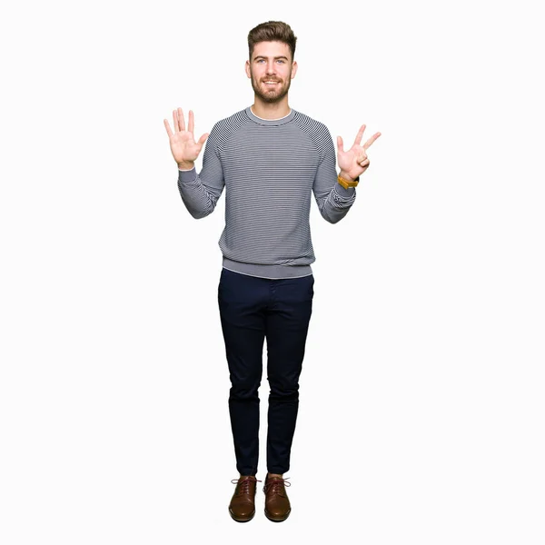 Молодой Красивый Мужчина Свитере Полоску Показывает Показывает Пальцами Номер Восемь — стоковое фото