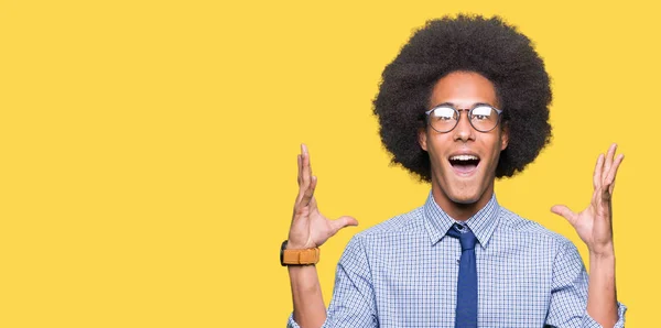 Jovem Empresário Afro Americano Com Cabelo Afro Vestindo Óculos Celebrando — Fotografia de Stock