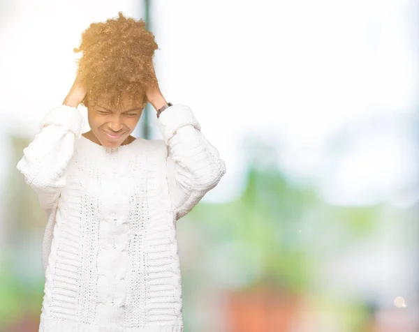 Linda Jovem Afro Americana Vestindo Camisola Inverno Sobre Fundo Isolado — Fotografia de Stock