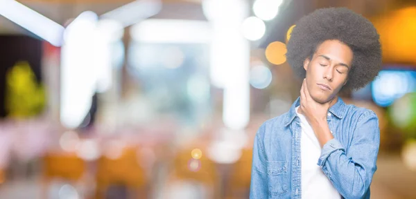 Giovane Uomo Afro Americano Con Capelli Afro Toccare Collo Dolorante — Foto Stock