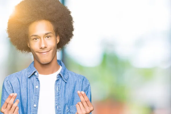 Unga Afroamerikanska Man Med Afro Hår Göra Pengar Gest Med — Stockfoto