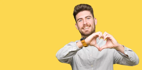 Homem Bonito Jovem Vestindo Camisa Casual Sorrindo Amor Mostrando Símbolo — Fotografia de Stock