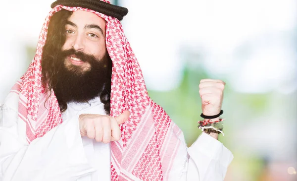 Arabische Business Man Met Lang Haar Dragen Van Traditionele Keffiyeh — Stockfoto