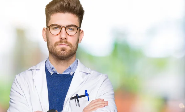 Jovem Cientista Bonito Que Usa Óculos Céticos Nervosos Desaprovando Expressão — Fotografia de Stock