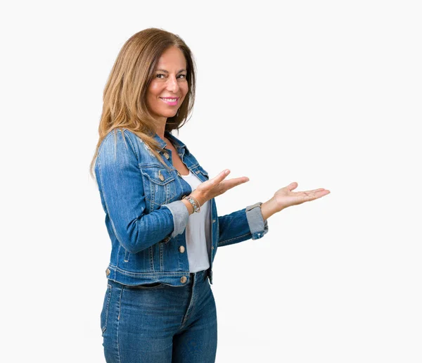 Hermosa Mujer Mediana Edad Con Chaqueta Mezclilla Casual Sobre Fondo —  Fotos de Stock