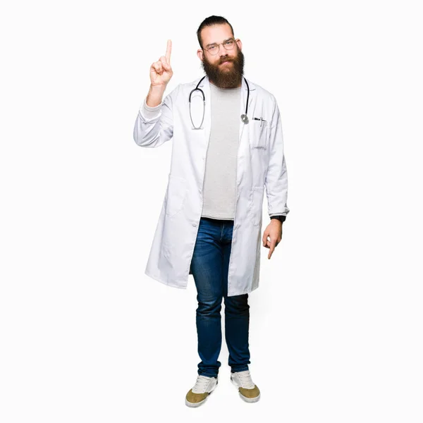 Giovane Uomo Medico Biondo Con Barba Indossa Cappotto Medico Mostrando — Foto Stock