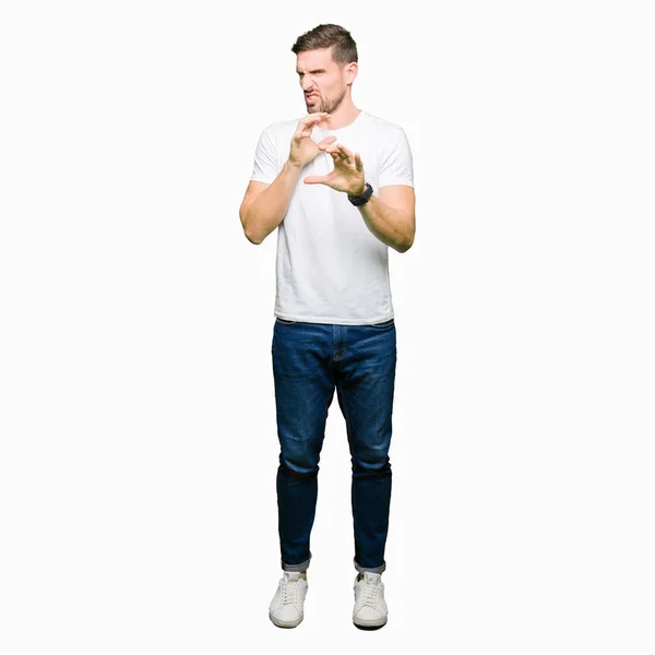 カジュアルなホワイトの シャツを着たイケメンの男が嫌な表情をして 嫌悪と恐怖を感じて不快感を感じます 手を上げた 迷惑なコンセプト — ストック写真