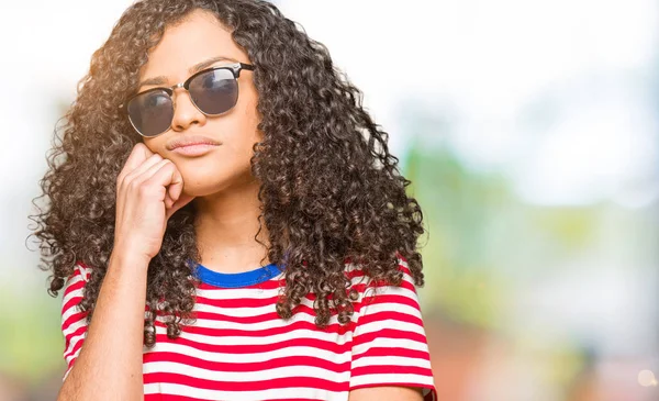 Jonge Mooie Vrouw Met Krullend Haar Draagt Een Zonnebril Met — Stockfoto