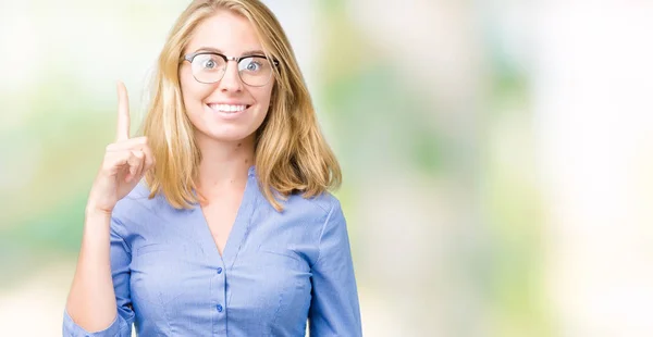 Mooie Jonge Zakenvrouw Geïsoleerde Achtergrond Vinger Omhoog Met Succesvolle Idee — Stockfoto