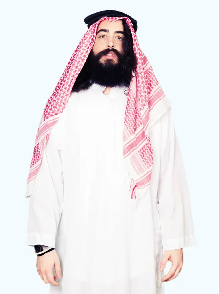 Арабский Бизнесмен Длинными Волосами Одетый Традиционный Шарф Кеффийе Расслабленный Серьезным — стоковое фото