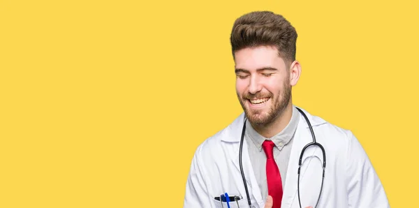 Jonge Knappe Dokter Man Met Medische Coat Smiling Hard Hardop — Stockfoto