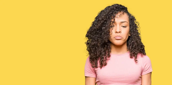 Giovane Bella Donna Con Capelli Ricci Indossa Una Shirt Rosa — Foto Stock