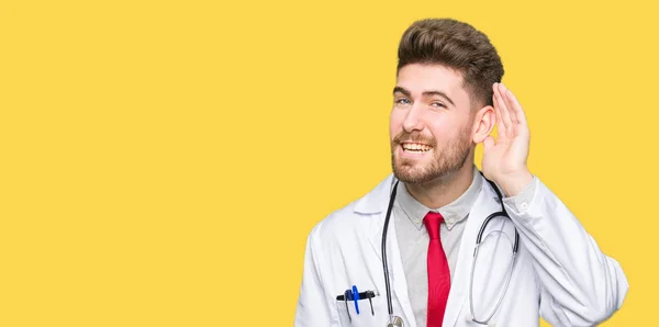 Młody Przystojny Lekarz Człowiek Sobie Medycznych Płaszcz Uśmiechający Się Ręką — Zdjęcie stockowe