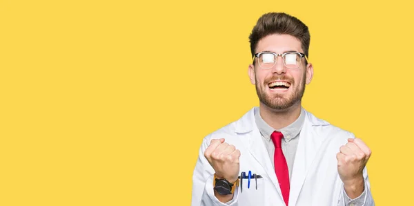 Der Junge Gut Aussehende Wissenschaftler Mit Brille Feiert Überrascht Und — Stockfoto