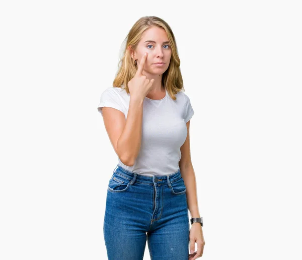 Casual Beyaz Shirt Üzerinde Izole Giyen Güzel Genç Kadın Arka — Stok fotoğraf
