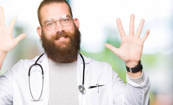 Joven Médico Rubio Con Barba Con Abrigo Médico Mostrando Señalando —  Fotos de Stock