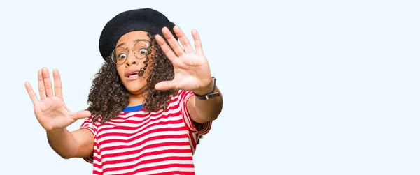 Joven Hermosa Mujer Con Pelo Rizado Con Gafas Boina Moda —  Fotos de Stock