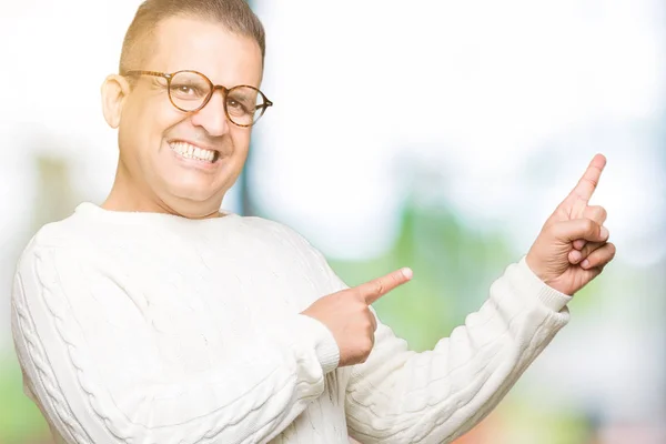 Medelåldern Arabiska Mannen Bär Glasögon Över Isolerade Bakgrund Leende Och — Stockfoto