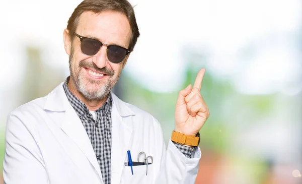 Hombre Guapo Médico Mediana Edad Con Gafas Sol Con Una — Foto de Stock