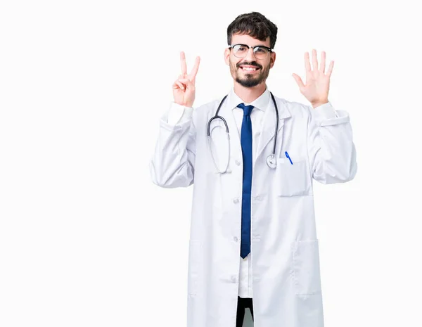 Joven Doctor Vestido Con Abrigo Hospital Sobre Fondo Aislado Mostrando — Foto de Stock