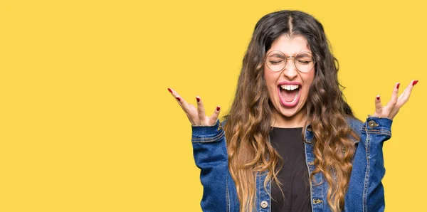 Mujer Hermosa Joven Con Gafas Chaqueta Mezclilla Celebrando Loco Loco —  Fotos de Stock