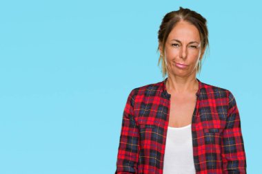 İzole arka plan şüpheci ve sinir, papatyanın üzgün üzerinde sorunu nedeniyle rahat ceket giyen orta yaş yetişkin kadın. Negatif kişi.