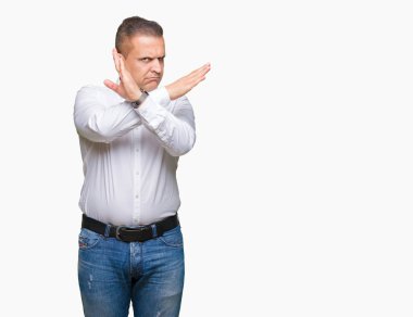 Orta yaş Arap zarif adam izole arka plan ret ifade geçiş silah eksi işareti, kızgın surat yapıyor