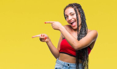 Genç örgülü saç Afrika kökenli Amerikalı pigmentasyon ile gülümseyen ve iki elleri ve parmakları ile tarafına işaret kamera bakarak izole arka plan üzerinde Doğum işareti leke.