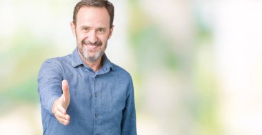 Yakışıklı orta yaş olarak tebrik ve konuksever dost sunan karşılıklı gülümseyen izole arka plan üzerinde zarif komuta sizde. Başarılı iş.