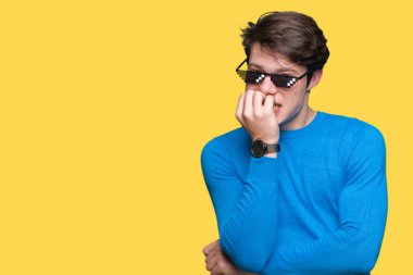 Genç adam stresli ve gergin elle çivi ısırma ağzına bakarak izole arka plan üzerinde komik thug hayat gözlük takıyorum. Anksiyete sorunu.