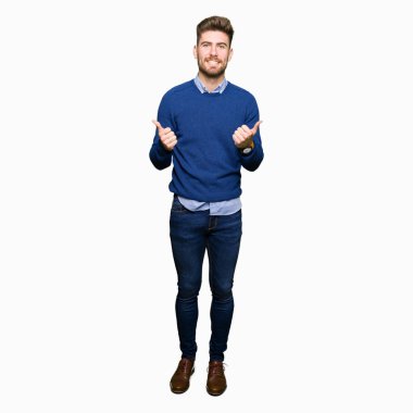 Genç yakışıklı bussines başarı işareti başparmak gülümseyen ve mutlu el ile pozitif jest yapıyor adamım. Neşeli bir ifadeyle, kazanan jest kameraya bakıyor.