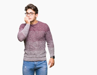 Genç yakışıklı adam stresli ve gergin ile izole arka plan üzerinde gözlük takan tırnak ısırma dudaklarından eller. Anksiyete sorunu.