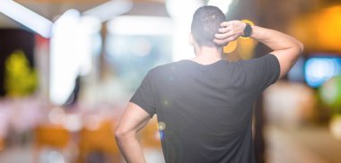 İzole arka plan geriye düşünme hakkında şüphe ile baş taraftan genç yakışıklı adam