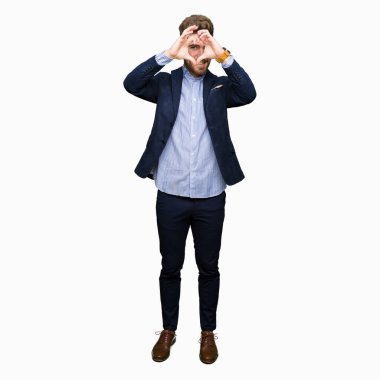 Genç yakışıklı iş yapıyor kalp şekli ile el ve parmak işareti seyir gülümseyen adam