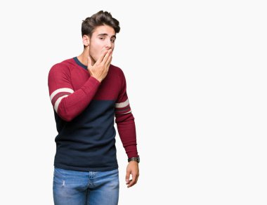 Yakışıklı delikanlı izole arka plan üzerinde el ile ağız kapsayan yorgun esneme sıkılmış. Restless ve uyku hali.