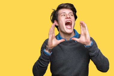 Genç yakışıklı zarif adam kızgın ile yüksek sesle bağırarak izole arka plan üzerinde ağzına eller